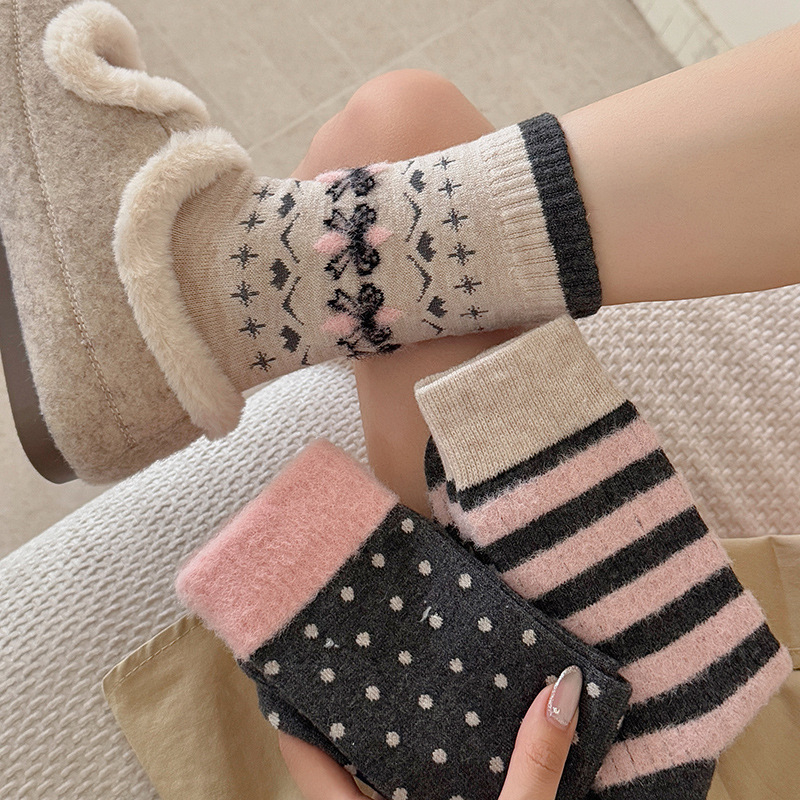 Sieviešu zeķes ar Fair Isle rakstu, silta fleece vilna, vidēja garuma, adāta ar vienu adatu, 168 adatas