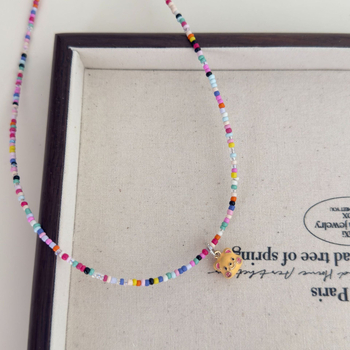 Bērnu kaklarota ar pērļu motīviem – augļu un dzīvnieku motīvi; adīta ar rokām, plastmasa/sveķi; bērnu stils, vasara 2025