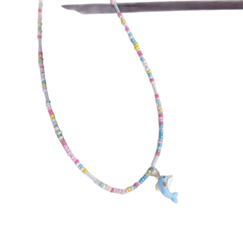 Bērnu kaklarota ar pērļu motīviem – augļu un dzīvnieku motīvi; adīta ar rokām, plastmasa/sveķi; bērnu stils, vasara 2025