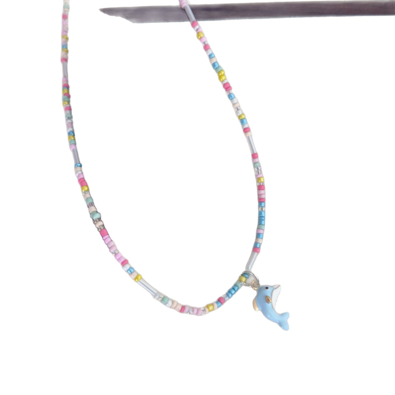 Bērnu kaklarota ar pērļu motīviem – augļu un dzīvnieku motīvi; adīta ar rokām, plastmasa/sveķi; bērnu stils, vasara 2025