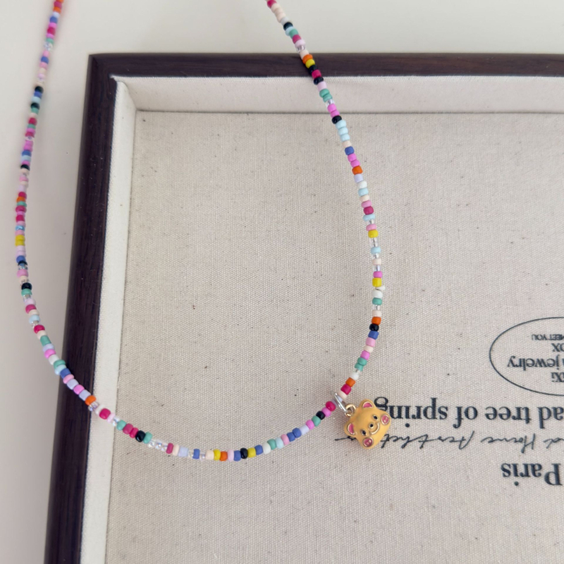 Bērnu kaklarota ar pērļu motīviem – augļu un dzīvnieku motīvi; adīta ar rokām, plastmasa/sveķi; bērnu stils, vasara 2025