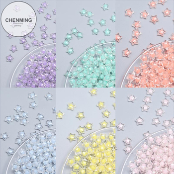 Akril gyöngyökből készült bead-in-bead karkötő, ötágú csillag motívummal, csiszolt felülettel