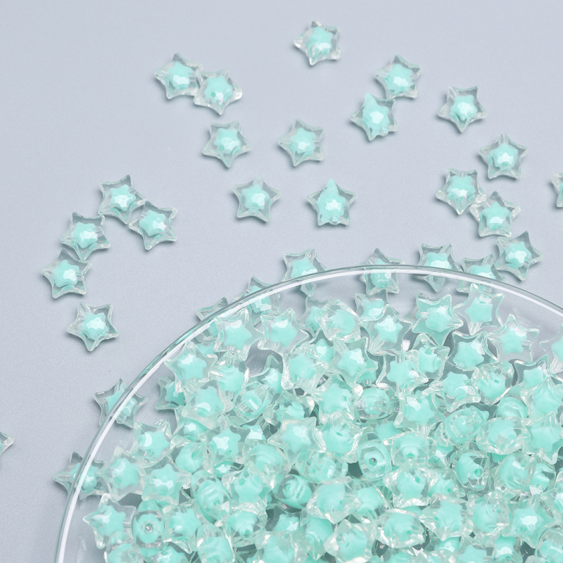 Akril gyöngyökből készült bead-in-bead karkötő, ötágú csillag motívummal, csiszolt felülettel