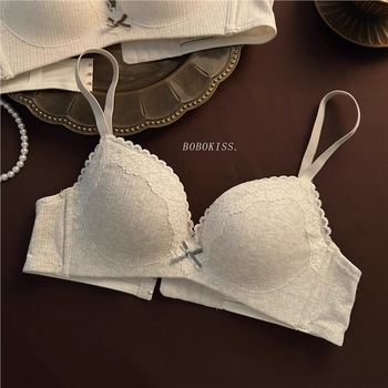 Nylon anyagú csipkés melltartó merevítő nélküli, 3/4 kosár, vékony formázott kosár, fix vállpántok, hátsó három sor kapocs, lélegző