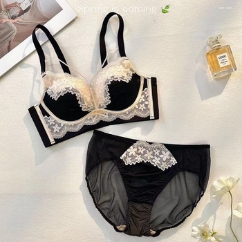 Vezeték nélküli francia csipkés melltartó, pamut anyag, 3/4 kosár, forma csésze: felső része vékonyabb, alsó része vastagabb, nylon bélés, hátul háromsoros zár