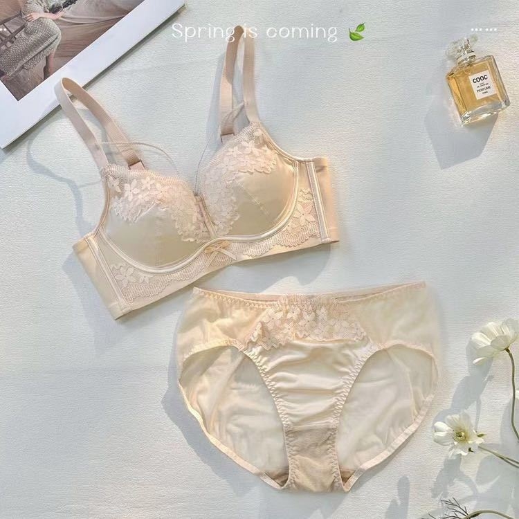 Vezeték nélküli francia csipkés melltartó, pamut anyag, 3/4 kosár, forma csésze: felső része vékonyabb, alsó része vastagabb, nylon bélés, hátul háromsoros zár