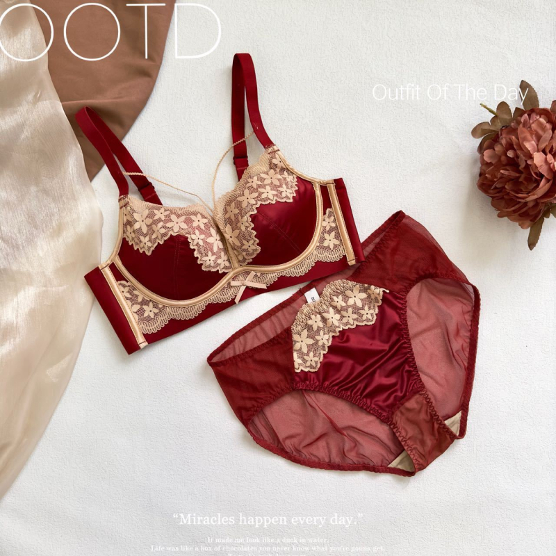 Vezeték nélküli francia csipkés melltartó, pamut anyag, 3/4 kosár, forma csésze: felső része vékonyabb, alsó része vastagabb, nylon bélés, hátul háromsoros zár