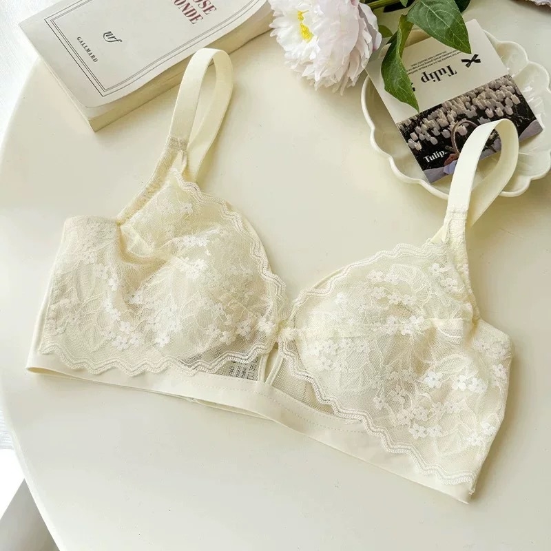 Francia csipkés melltartó, kristályos kosarakkal, merevítő nélkül, hátul három sor kapoccsal, rögzített dupla vállpántok