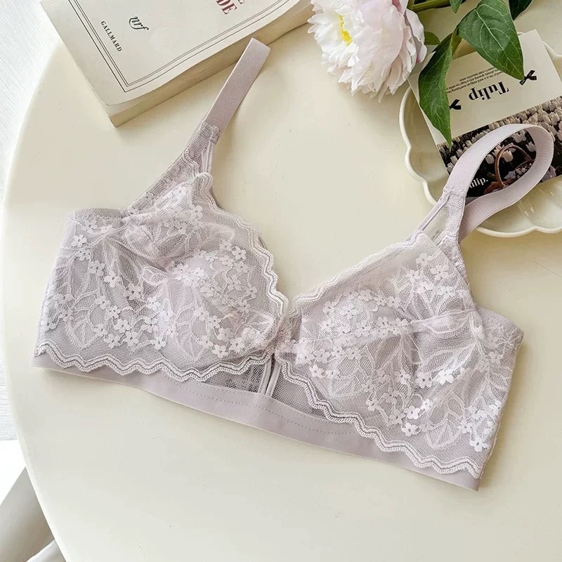 Francia csipkés melltartó, kristályos kosarakkal, merevítő nélkül, hátul három sor kapoccsal, rögzített dupla vállpántok