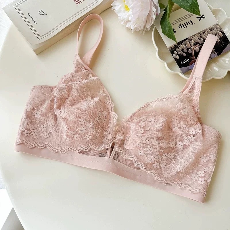 Francia csipkés melltartó, kristályos kosarakkal, merevítő nélkül, hátul három sor kapoccsal, rögzített dupla vállpántok