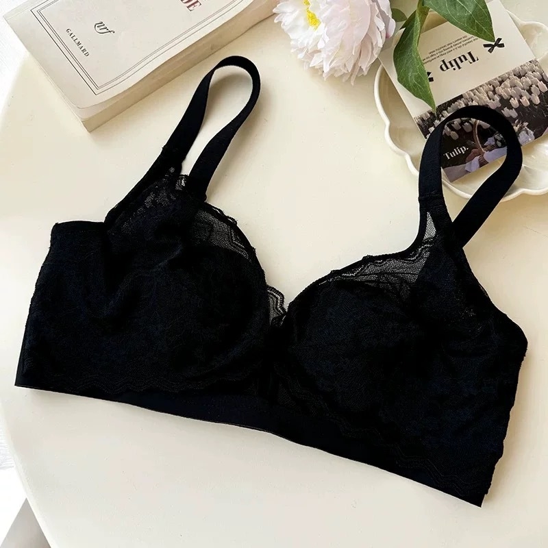 Francia csipkés melltartó, kristályos kosarakkal, merevítő nélkül, hátul három sor kapoccsal, rögzített dupla vállpántok