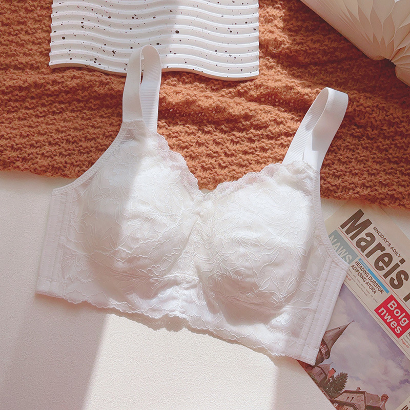 Drót nélküli csipkés melltartó, teljes kosár, vékony alakított kosár, levehető dupla vállpántok, hátul négy sor kapocs, pamut bélés