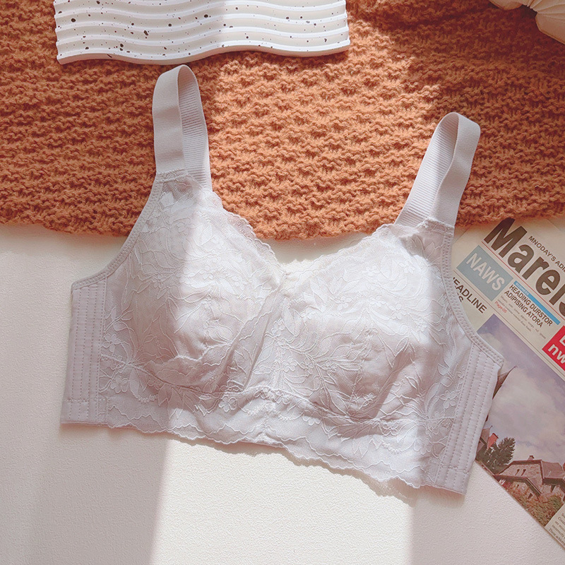 Drót nélküli csipkés melltartó, teljes kosár, vékony alakított kosár, levehető dupla vállpántok, hátul négy sor kapocs, pamut bélés