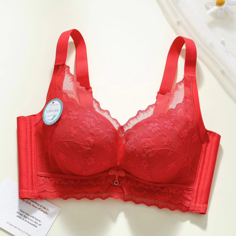 Drót nélküli melltartó, 3/4 kosár, középmagos kialítású kosár, csipkés külső, hátul négy horoggal