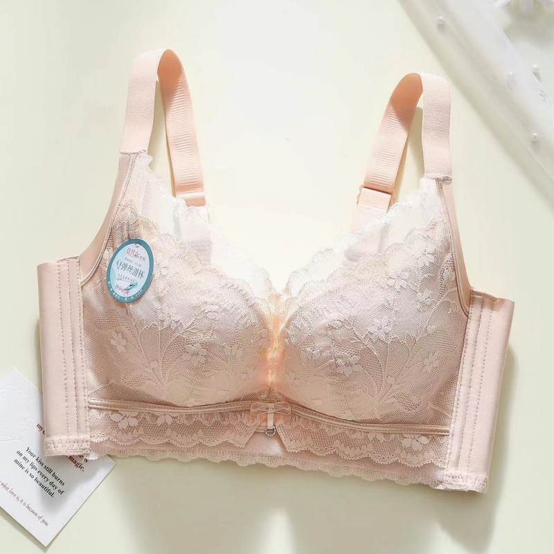 Drót nélküli melltartó, 3/4 kosár, középmagos kialítású kosár, csipkés külső, hátul négy horoggal