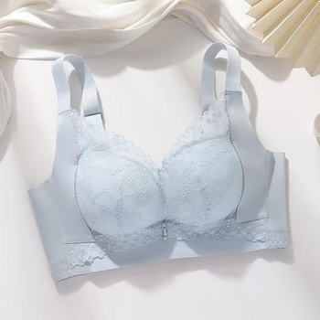 Drót nélküli melltartó, oldalsó formázó hatású, rögzített kettős vállpántokkal és hátul négy sor záródással, vékony formázott kosár