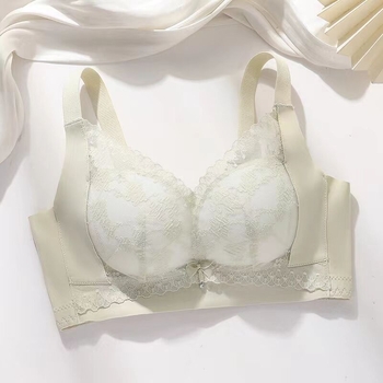 Drót nélküli melltartó, oldalsó formázó hatású, rögzített kettős vállpántokkal és hátul négy sor záródással, vékony formázott kosár