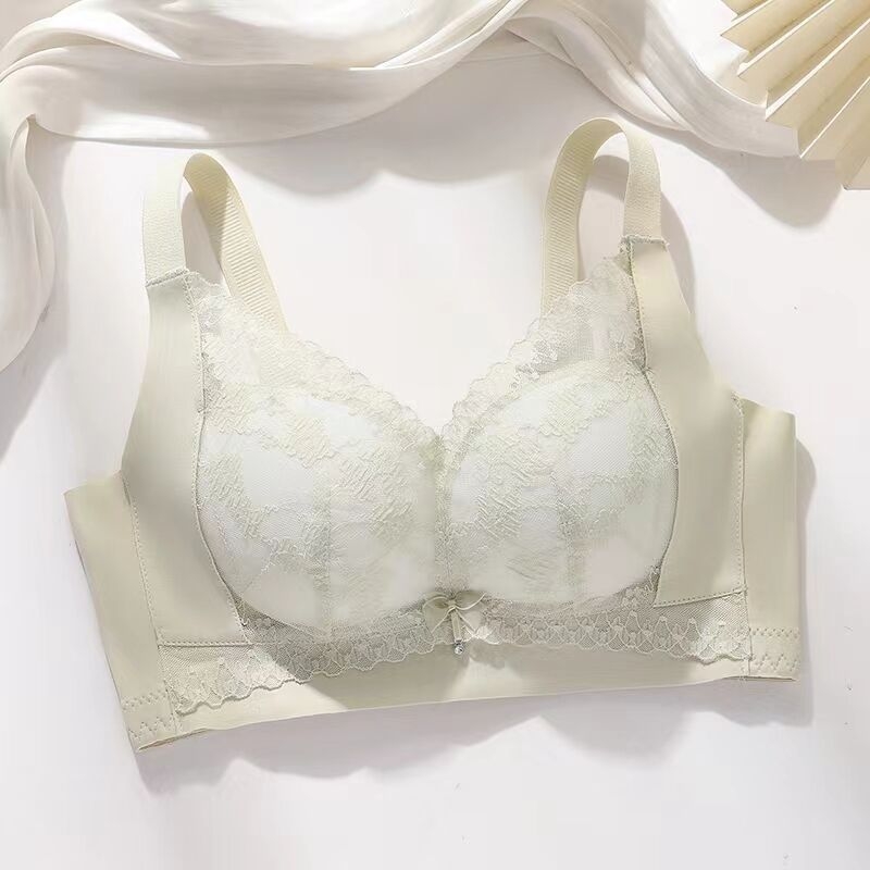 Drót nélküli melltartó, oldalsó formázó hatású, rögzített kettős vállpántokkal és hátul négy sor záródással, vékony formázott kosár