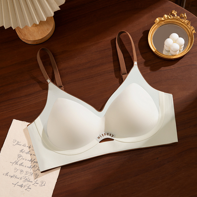 Sűrített melltartó 3/4-es kosárral, vezeték nélküli (nincs acélkeret), fix kettős vállpántok, hátul háromsoros kapocs, nylon anyag