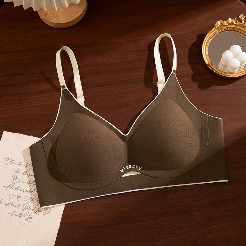 Sűrített melltartó 3/4-es kosárral, vezeték nélküli (nincs acélkeret), fix kettős vállpántok, hátul háromsoros kapocs, nylon anyag