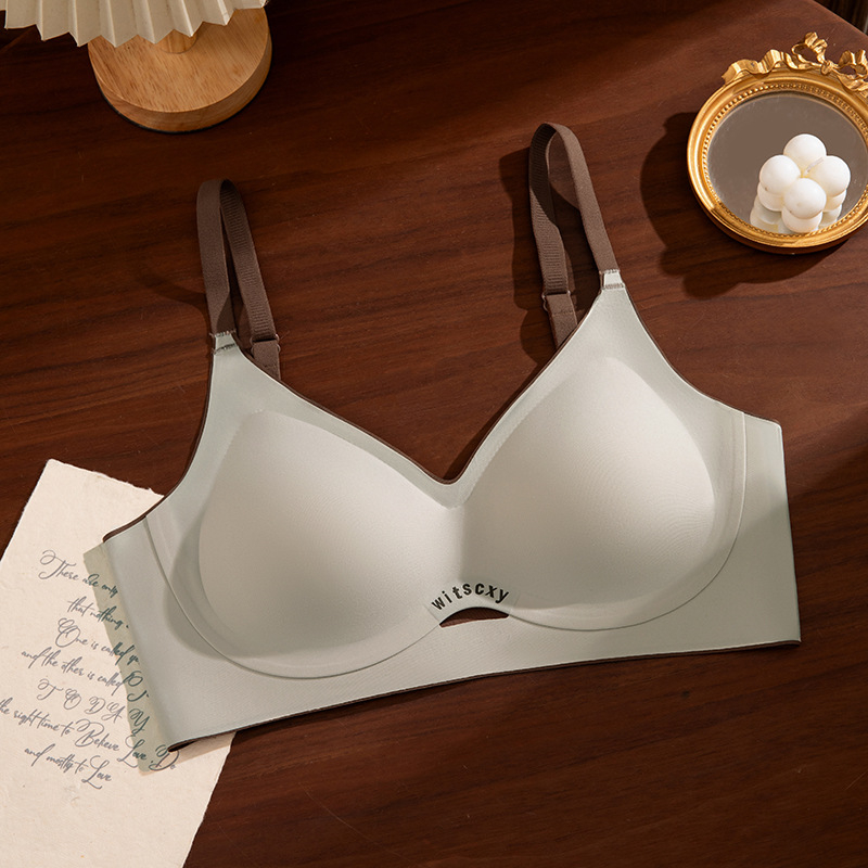 Sűrített melltartó 3/4-es kosárral, vezeték nélküli (nincs acélkeret), fix kettős vállpántok, hátul háromsoros kapocs, nylon anyag