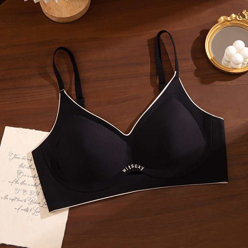 Sűrített melltartó 3/4-es kosárral, vezeték nélküli (nincs acélkeret), fix kettős vállpántok, hátul háromsoros kapocs, nylon anyag