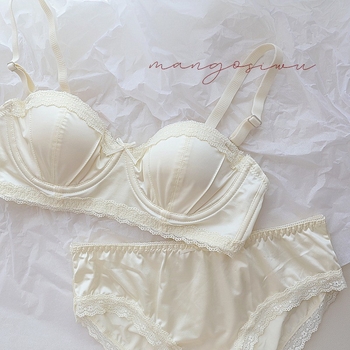 Melltartó szett: 1/2 kosár, vékony formázott kosárkák, levehető dupla vállpántok, hátsó három sor kapocs, push-up funkció.