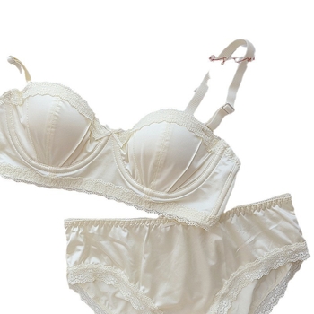 Melltartó szett: 1/2 kosár, vékony formázott kosárkák, levehető dupla vállpántok, hátsó három sor kapocs, push-up funkció.