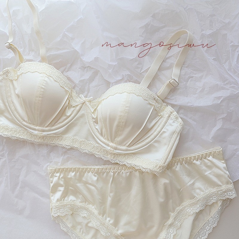 Melltartó szett: 1/2 kosár, vékony formázott kosárkák, levehető dupla vállpántok, hátsó három sor kapocs, push-up funkció.