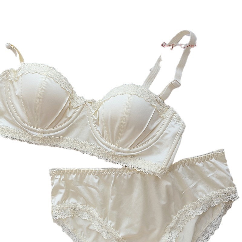 Melltartó szett: 1/2 kosár, vékony formázott kosárkák, levehető dupla vállpántok, hátsó három sor kapocs, push-up funkció.