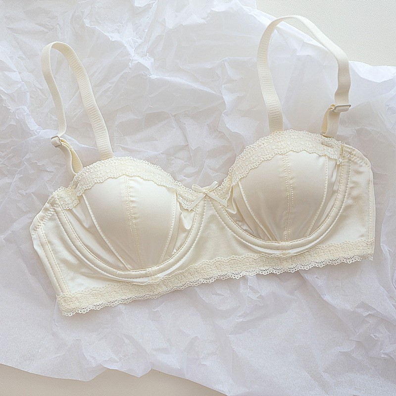 Melltartó szett: 1/2 kosár, vékony formázott kosárkák, levehető dupla vállpántok, hátsó három sor kapocs, push-up funkció.