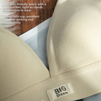 Bezšuvju push-up krūštis ar trijstūra kupi, elpojošs neilons, plānas veidotas kupas, fiksēti dubultie siksnas, aizmugurē trīs rindu aizdare, franču stils