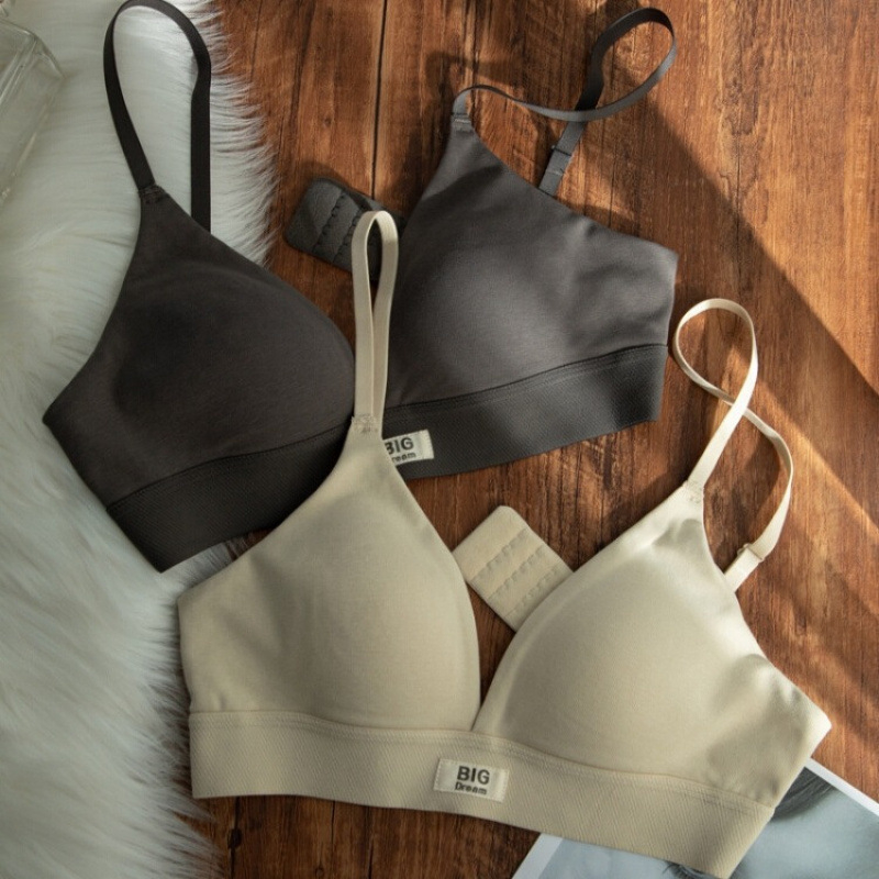 Bezšuvju push-up krūštis ar trijstūra kupi, elpojošs neilons, plānas veidotas kupas, fiksēti dubultie siksnas, aizmugurē trīs rindu aizdare, franču stils