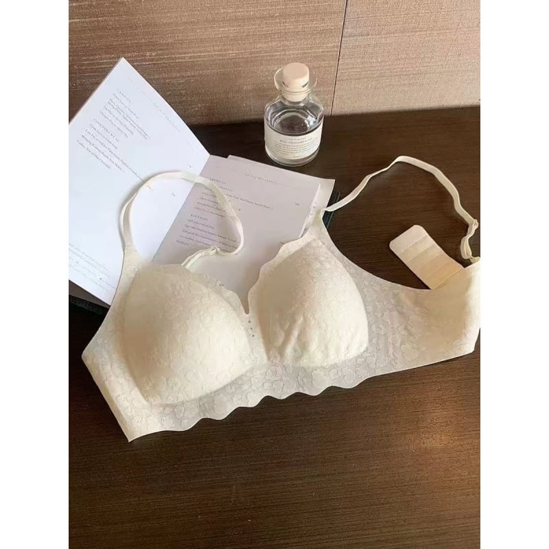 Francia stílusú varrás nélküli melltartó, 3/4 kosár, formázott kosár: felső rész vékony, alsó rész vastag, hátul három sor kapocs, fixált kettős vállpánt