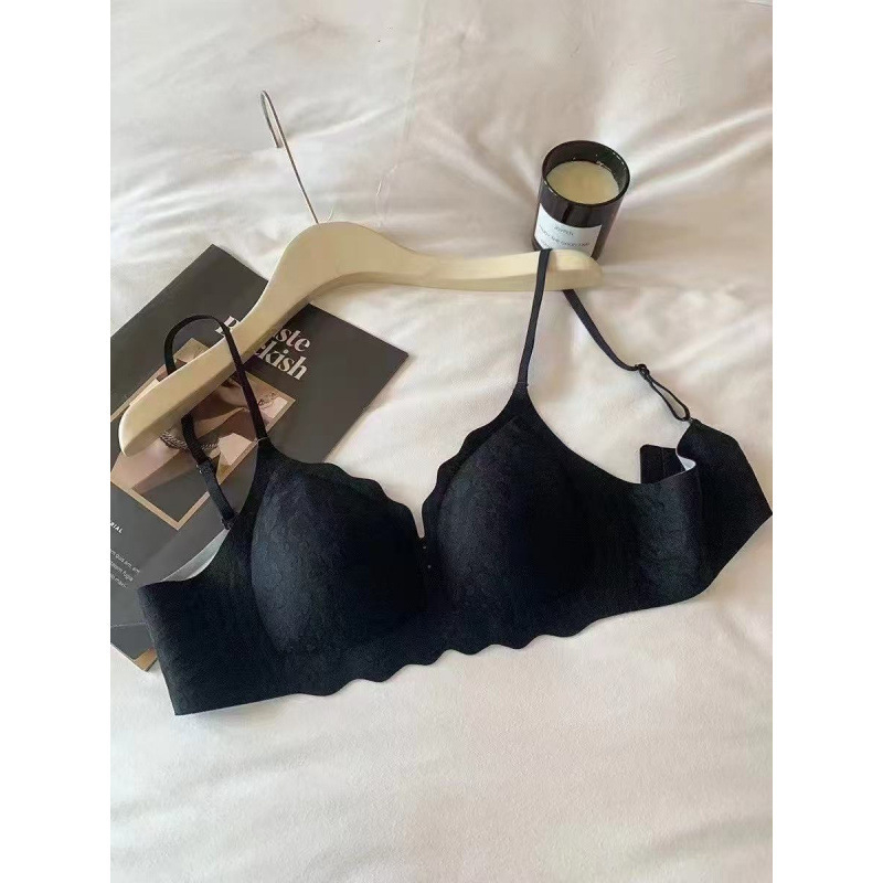 Francia stílusú varrás nélküli melltartó, 3/4 kosár, formázott kosár: felső rész vékony, alsó rész vastag, hátul három sor kapocs, fixált kettős vállpánt