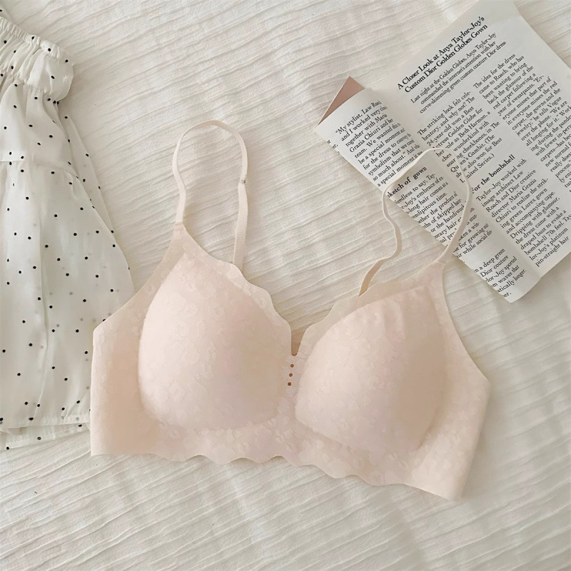 Francia stílusú varrás nélküli melltartó, 3/4 kosár, formázott kosár: felső rész vékony, alsó rész vastag, hátul három sor kapocs, fixált kettős vállpánt