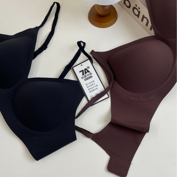 Antibakterijski bežični grudnjak s mekanom potporom, latex košarice, najlonska podstava, fiksne dvostruke naramenice, stražnje zatvarače s četiri reda kopči