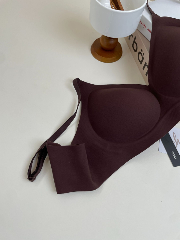 Antibakterijski bežični grudnjak s mekanom potporom, latex košarice, najlonska podstava, fiksne dvostruke naramenice, stražnje zatvarače s četiri reda kopči