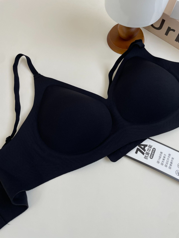 Antibakterijski bežični grudnjak s mekanom potporom, latex košarice, najlonska podstava, fiksne dvostruke naramenice, stražnje zatvarače s četiri reda kopči