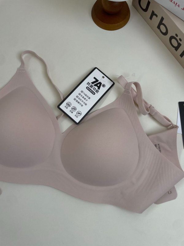 Antibakterijski bežični grudnjak s mekanom potporom, latex košarice, najlonska podstava, fiksne dvostruke naramenice, stražnje zatvarače s četiri reda kopči