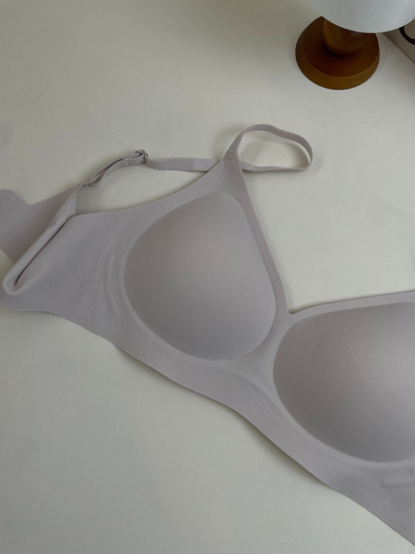 Antibakterijski bežični grudnjak s mekanom potporom, latex košarice, najlonska podstava, fiksne dvostruke naramenice, stražnje zatvarače s četiri reda kopči