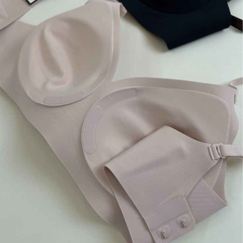 Antibakterijski bežični grudnjak s mekanom potporom, latex košarice, najlonska podstava, fiksne dvostruke naramenice, stražnje zatvarače s četiri reda kopči