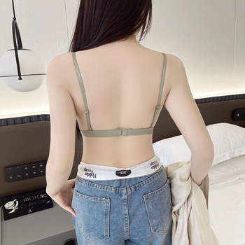 Neilona krūšturis ar trijstūra kausiem, bez metāla, muguras aizdare vienā rindā, fiksētas dubultās siksnas.