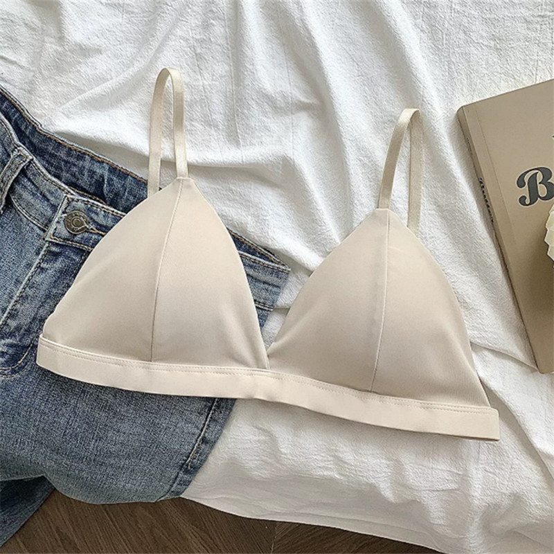 Neilona krūšturis ar trijstūra kausiem, bez metāla, muguras aizdare vienā rindā, fiksētas dubultās siksnas.