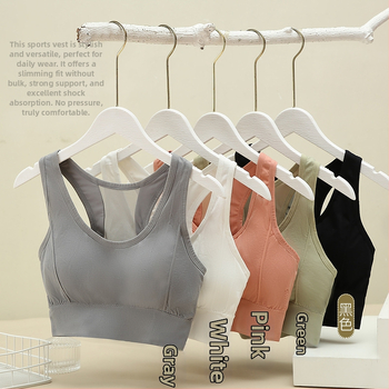 Sieviešu sporta topiņš, bezšuvju un neredzamu dizainu, ar pilnu krūšu kausu; forma ar plānu augšējo daļu un biezāku apakšdaļu; materiāls neilons 80–90%