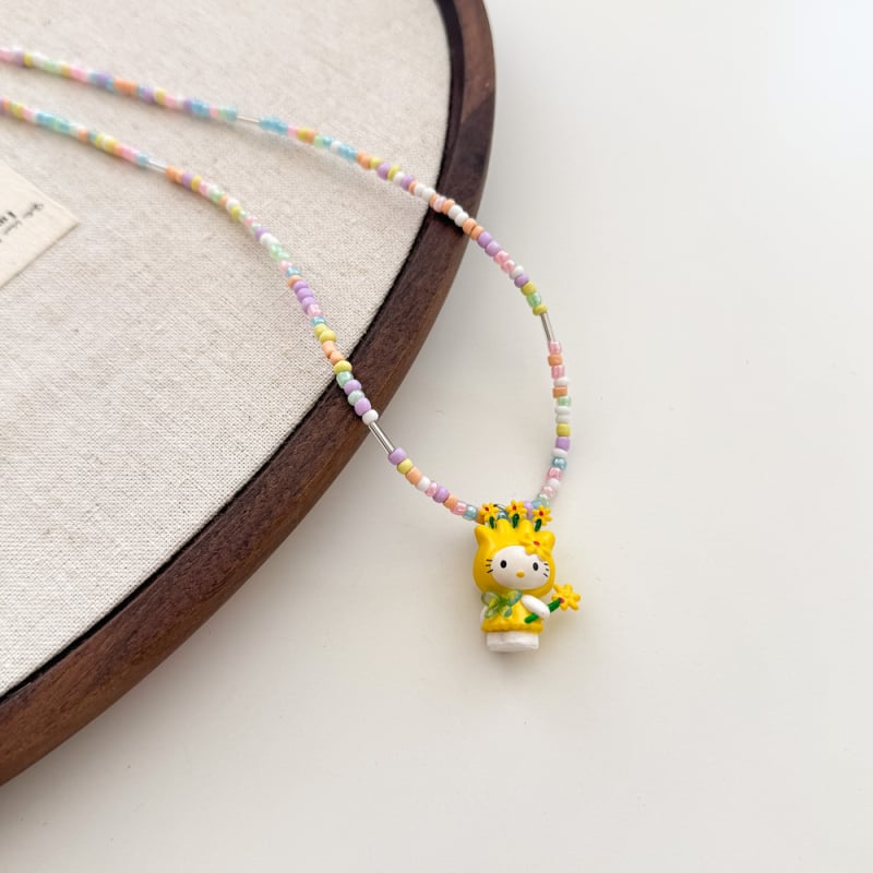 Детска огърлица KT котка, ръчна изработка, мъниста, пластмаса/смола, топчеста верига