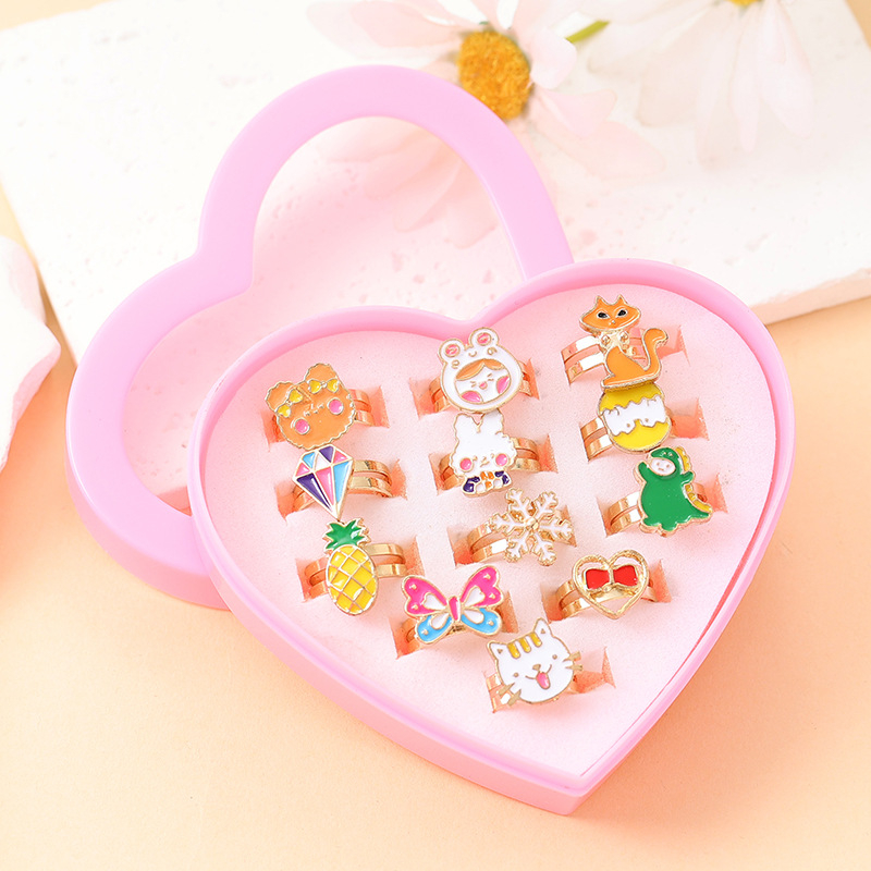 Vaikų lydinio žiedai, Korėjietiško stiliaus – formos: karikatūra, gėlė, karūna; elektroplatinimas; įterpti dirbtiniai akmenys lydinyje