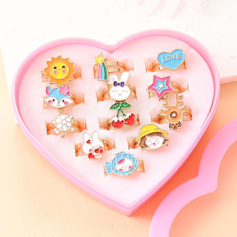 Vaikų lydinio žiedai, Korėjietiško stiliaus – formos: karikatūra, gėlė, karūna; elektroplatinimas; įterpti dirbtiniai akmenys lydinyje