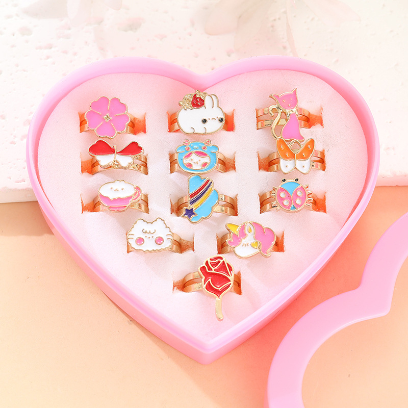 Vaikų lydinio žiedai, Korėjietiško stiliaus – formos: karikatūra, gėlė, karūna; elektroplatinimas; įterpti dirbtiniai akmenys lydinyje