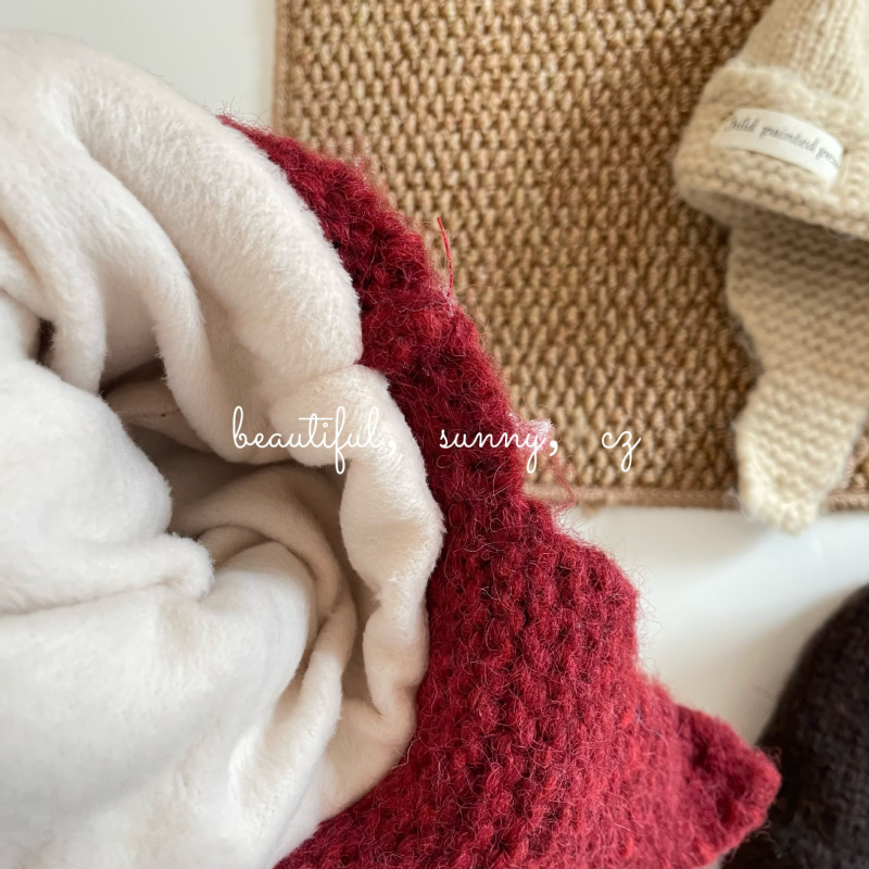 Gyerekek téli fülvédő kötött sapka fleece bélés, kupola alak, akril szál, 2025 tél